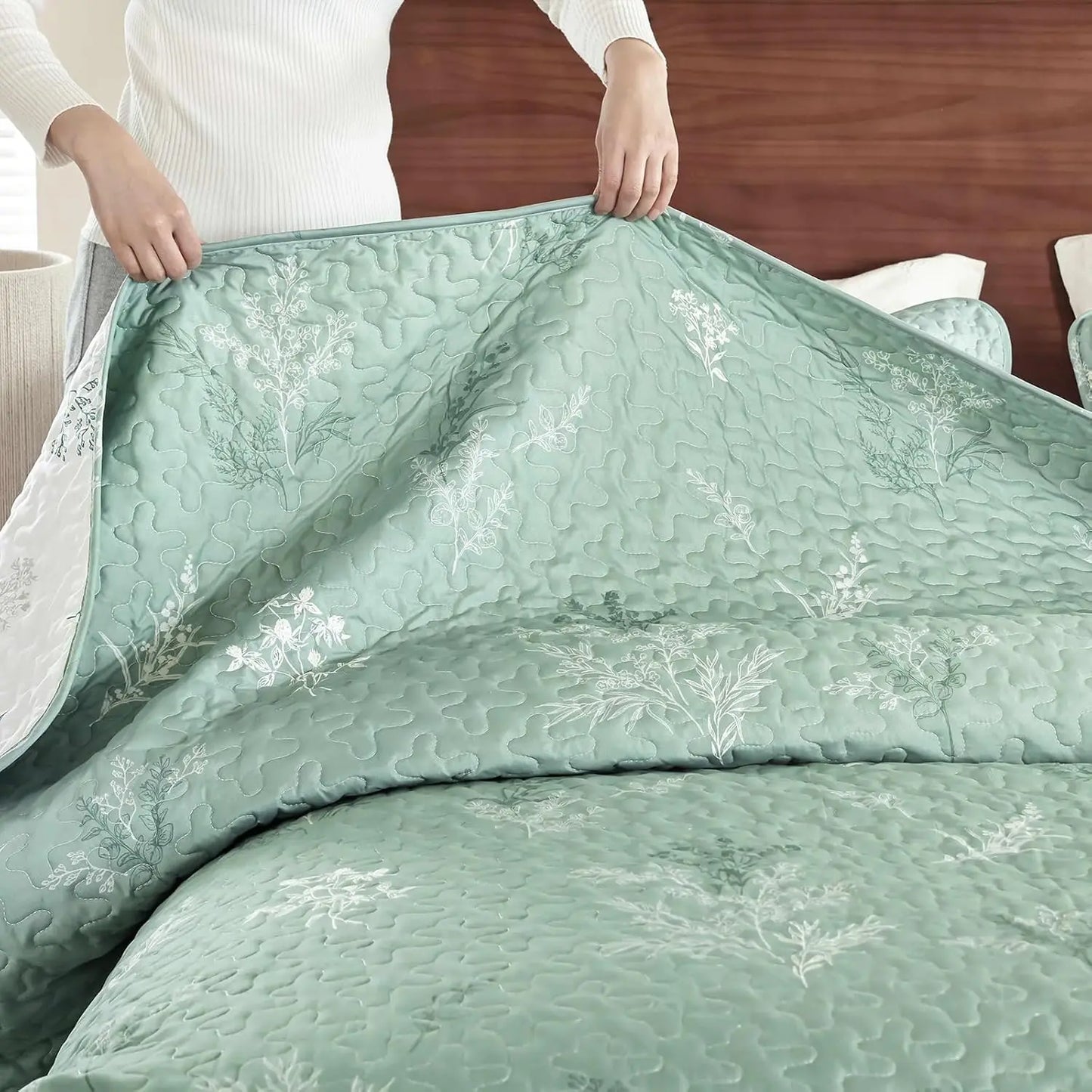 Reversible Sage Green Floral Queen Size Quilt Set with Pillow Cases